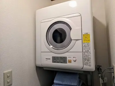 a washing machine in the corner of a room at Home cruise\u843d\u5408\u5357\u9577\u5d0e in Tokyo