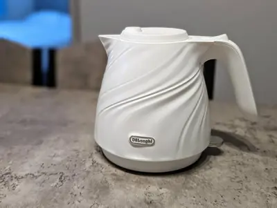 a white electric kettle sitting on a counter at Home cruise\u843d\u5408\u5357\u9577\u5d0e in Tokyo