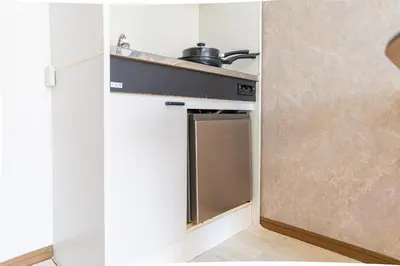 a kitchen with an oven with a pot on the stove at G59\u65b0\u5bbf\u6700\u4e2d\u5fc3 \u6771\u65b0\u5bbf\u7ad95\u5206-Shinjuku center 5 mins to Station, Max 4 \u76f4\u8fbe\u65b0\u5bbf \u6d89\u8c37 \u8868\u53c2\u9053 \u6c60\u888b \u4e0a\u91ce \u4ee3\u4ee3\u6728 \u94f6\u5ea7 \u539f\u5bbf in Tokyo