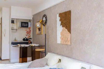 a living room with a bed and a kitchen at G59\u65b0\u5bbf\u6700\u4e2d\u5fc3 \u6771\u65b0\u5bbf\u7ad95\u5206-Shinjuku center 5 mins to Station, Max 4 \u76f4\u8fbe\u65b0\u5bbf \u6d89\u8c37 \u8868\u53c2\u9053 \u6c60\u888b \u4e0a\u91ce \u4ee3\u4ee3\u6728 \u94f6\u5ea7 \u539f\u5bbf in Tokyo