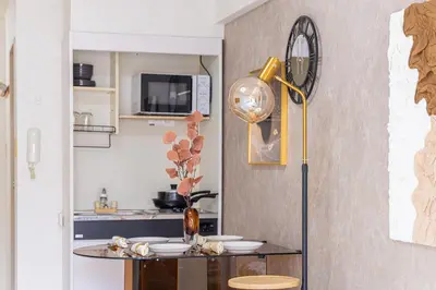 a table in a kitchen with a clock on the wall at G59\u65b0\u5bbf\u6700\u4e2d\u5fc3 \u6771\u65b0\u5bbf\u7ad95\u5206-Shinjuku center 5 mins to Station, Max 4 \u76f4\u8fbe\u65b0\u5bbf \u6d89\u8c37 \u8868\u53c2\u9053 \u6c60\u888b \u4e0a\u91ce \u4ee3\u4ee3\u6728 \u94f6\u5ea7 \u539f\u5bbf in Tokyo