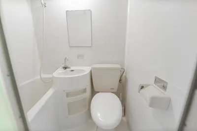 a white bathroom with a toilet and a sink at G59\u65b0\u5bbf\u6700\u4e2d\u5fc3 \u6771\u65b0\u5bbf\u7ad95\u5206-Shinjuku center 5 mins to Station, Max 4 \u76f4\u8fbe\u65b0\u5bbf \u6d89\u8c37 \u8868\u53c2\u9053 \u6c60\u888b \u4e0a\u91ce \u4ee3\u4ee3\u6728 \u94f6\u5ea7 \u539f\u5bbf in Tokyo