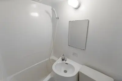 a white bathroom with a sink and a mirror at G59\u65b0\u5bbf\u6700\u4e2d\u5fc3 \u6771\u65b0\u5bbf\u7ad95\u5206-Shinjuku center 5 mins to Station, Max 4 \u76f4\u8fbe\u65b0\u5bbf \u6d89\u8c37 \u8868\u53c2\u9053 \u6c60\u888b \u4e0a\u91ce \u4ee3\u4ee3\u6728 \u94f6\u5ea7 \u539f\u5bbf in Tokyo