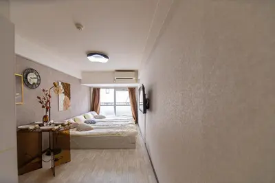 a bedroom with a bed and a clock on the wall at G59\u65b0\u5bbf\u6700\u4e2d\u5fc3 \u6771\u65b0\u5bbf\u7ad95\u5206-Shinjuku center 5 mins to Station, Max 4 \u76f4\u8fbe\u65b0\u5bbf \u6d89\u8c37 \u8868\u53c2\u9053 \u6c60\u888b \u4e0a\u91ce \u4ee3\u4ee3\u6728 \u94f6\u5ea7 \u539f\u5bbf in Tokyo