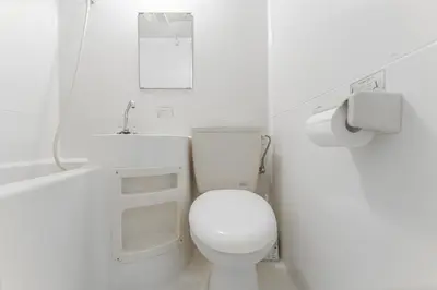 a bathroom with a white toilet in a room at G59\u65b0\u5bbf\u6700\u4e2d\u5fc3 \u6771\u65b0\u5bbf\u7ad95\u5206-Shinjuku center 5 mins to Station, Max 4 \u76f4\u8fbe\u65b0\u5bbf \u6d89\u8c37 \u8868\u53c2\u9053 \u6c60\u888b \u4e0a\u91ce \u4ee3\u4ee3\u6728 \u94f6\u5ea7 \u539f\u5bbf in Tokyo