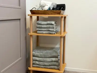 a wooden towel rack with towels in a bathroom at Sky Terrace \u65b0\u7bc9\u72ec\u680b\u6238\u5efa \u9633\u5149\u9732\u53f0\u89c2\u666f\u5929\u7a7a\u6811 in Tokyo