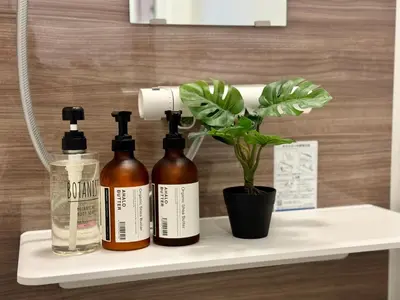 three bottles of alcohol on a shelf with a plant at Sky Terrace \u65b0\u7bc9\u72ec\u680b\u6238\u5efa \u9633\u5149\u9732\u53f0\u89c2\u666f\u5929\u7a7a\u6811 in Tokyo