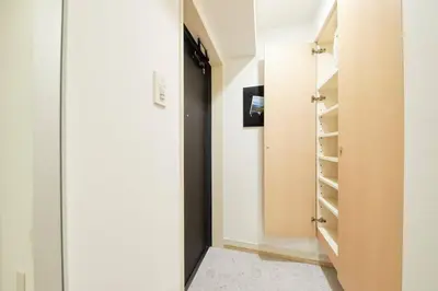 a hallway with a door leading to a closet at Shinjuku Kabukicho Designer's Apartment III in Tokyo