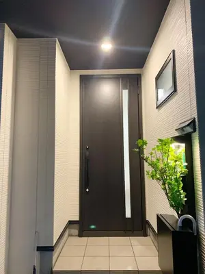 a black door on the side of a building at Shinjuku#ookubo#kabukicho#New built 4beds room,3 toilets, 2 shower rooms#\u65b0\u5bbf\u4e2d\u5fc3#\u5927\u4e45\u4fdd#\u6b4c\u821e\u4f0e#\u5730\u94c1\u7ad9\u6b65\u884c2\u5206#\u65b0\u5efa\u4e00\u680b3\u5c42\u697c 4\u4e2a\u5367\u5ba43\u4e2a\u536b\u751f\u95f42\u4e2a\u6d74\u5ba41\u4e2a\u5ba2\u5385#\u9ad8\u901f\u65e0\u9650\u5236\u7f51\u7edc#\u667a\u80fd\u9a6c\u6876#\u5e72\u6e7f\u5206\u79bb103 in Tokyo