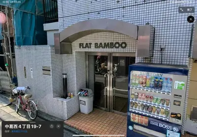 a fast karma store with a vending machine in front of it at \u3010 \u30c7\u30a3\u30ba\u30cb\u30fc\u3078\u697d\u3061\u3093\u306a\u90e8\u5c4b\u3011\u8eca\u306711\u5206\uff0a\u30b3\u30f3\u30d3\u30cb\u3042\u308a\uff01\u6771\u4eac\u30e1\u30c8\u30ed\u845b\u897f\u99c5\u304b\u3089\u5f92\u6b695\u5206\uff01 in Tokyo