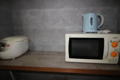 a microwave sitting on a counter next to a blender at \u3010 \u30c7\u30a3\u30ba\u30cb\u30fc\u3078\u697d\u3061\u3093\u306a\u90e8\u5c4b\u3011\u8eca\u306711\u5206\uff0a\u30b3\u30f3\u30d3\u30cb\u3042\u308a\uff01\u6771\u4eac\u30e1\u30c8\u30ed\u845b\u897f\u99c5\u304b\u3089\u5f92\u6b695\u5206\uff01 in Tokyo