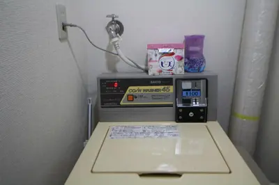 a microwave sitting on a table in a room at \u3010 \u30c7\u30a3\u30ba\u30cb\u30fc\u3078\u697d\u3061\u3093\u306a\u90e8\u5c4b\u3011\u8eca\u306711\u5206\uff0a\u30b3\u30f3\u30d3\u30cb\u3042\u308a\uff01\u6771\u4eac\u30e1\u30c8\u30ed\u845b\u897f\u99c5\u304b\u3089\u5f92\u6b695\u5206\uff01 in Tokyo