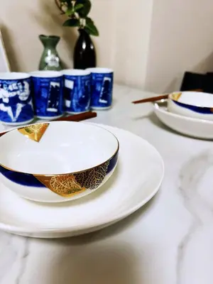 a table with blue and white plates on it at 交通便利 山手線池袋駅 徒歩6分 東池袋駅徒歩3分 2~5人 エレベーター WIFI 新宿/渋谷/銀座/築地/浅草/原宿近い！ in Tokyo