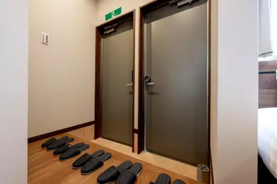 a row of black pilates equipment on the floor of a room at \u30d9\u30eb\u30d3\u30e5\u30fc\u516b\u5e83 in Tokyo