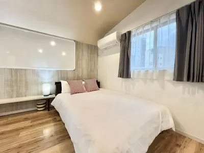 a bedroom with a large white bed and a window at Ichigayayanagichō 牛込柳町一户建-SJ0186 in Tokyo