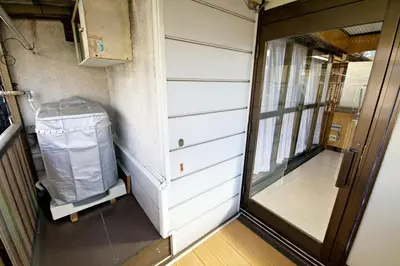 an empty room with a door next to a house at \u6885\u5c4b\u6577\u8cb8\u6238\u5efa in Tokyo