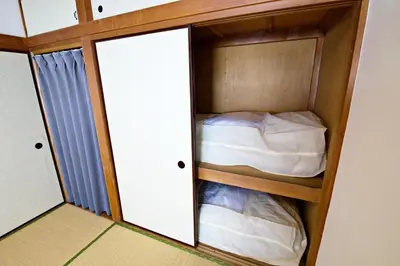 a small room with a closet with a bed in it at \u6885\u5c4b\u6577\u8cb8\u6238\u5efa in Tokyo