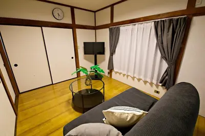 a living room with a couch and a plant at \u6885\u5c4b\u6577\u8cb8\u6238\u5efa in Tokyo