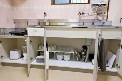 a kitchen with a sink and a shelf with dishes at \u6885\u5c4b\u6577\u8cb8\u6238\u5efa in Tokyo