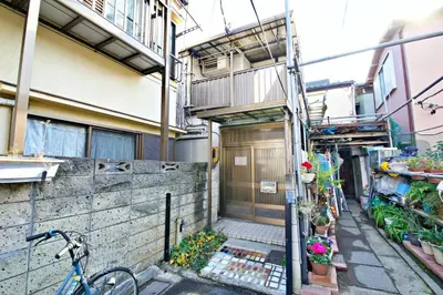 a bike parked in front of a building at \u6885\u5c4b\u6577\u8cb8\u6238\u5efa in Tokyo