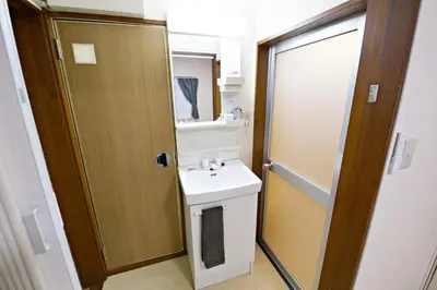 a bathroom with a toilet and a sink and a mirror at \u6885\u5c4b\u6577\u8cb8\u6238\u5efa in Tokyo