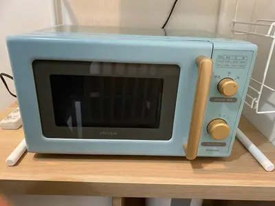 a blue microwave sitting on top of a table at 8路線使用可能！アクセス抜群/池袋駅より徒歩5分/最大11名/Wi-Fi完備/まるごと3LDK in Tokyo