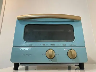 a blue toaster oven sitting on a table at 8路線使用可能！アクセス抜群/池袋駅より徒歩5分/最大11名/Wi-Fi完備/まるごと3LDK in Tokyo