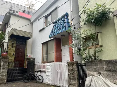 a bike parked in front of a house at \u5927\u5c71\u753a\u6238\u5efa in Tokyo