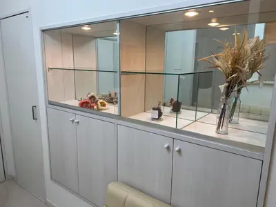 a large cabinet with a mirror in a room at \u5927\u5c71\u753a\u6238\u5efa in Tokyo
