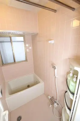 a pink bathroom with a tub and a sink at \u5927\u5c71\u753a\u6238\u5efa in Tokyo