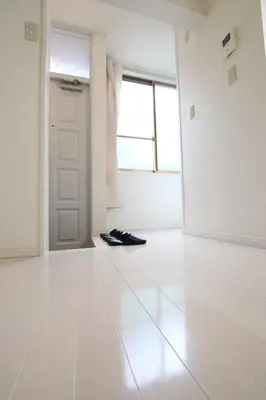 an empty room with a white floor and a door at \u5927\u5c71\u753a\u6238\u5efa in Tokyo
