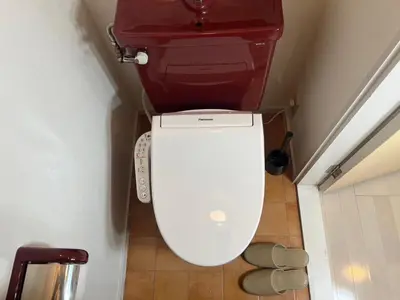 a toilet with a suitcase on top of it at \u5927\u5c71\u753a\u6238\u5efa in Tokyo