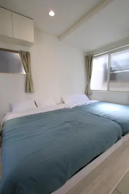 a large bed in a room with a window at \u5927\u5c71\u753a\u6238\u5efa in Tokyo