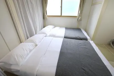 a bed in a small room with a window at \u5927\u5c71\u753a\u6238\u5efa in Tokyo