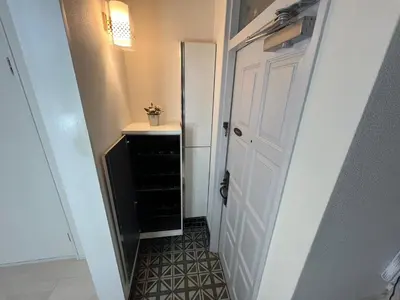 a hallway with a white door and a black floor at \u5927\u5c71\u753a\u6238\u5efa in Tokyo