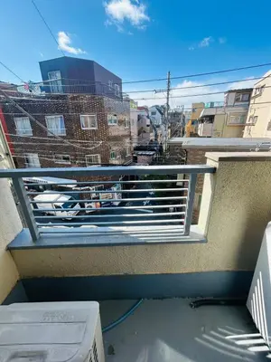 a balcony with a metal railing on a building at 東京の中心地の新宿区で便利/2駅から徒歩6分/6名収容/無制限高速WIFI in Tokyo