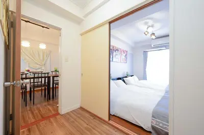 a bedroom with a bed and a dining room at 東京の中心地の新宿区で便利/2駅から徒歩6分/6名収容/無制限高速WIFI in Tokyo