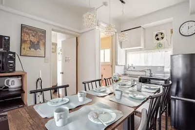 a kitchen and dining room with a table and chairs at 東京の中心地の新宿区で便利/2駅から徒歩6分/6名収容/無制限高速WIFI in Tokyo