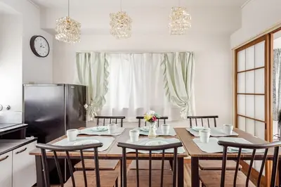 a dining room with a table and chairs in a kitchen at 東京の中心地の新宿区で便利/2駅から徒歩6分/6名収容/無制限高速WIFI in Tokyo