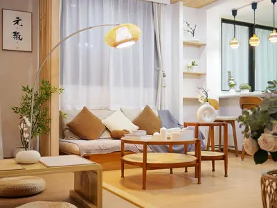 a living room with a couch and a table at \u685c\u306e\u5ddd17 JR\u4e0a\u91ce\u99c53\u5206\u949f 13\u4eba\u623f 5LDK 110\u5e73\u522b\u5885\u4e28Ueno Villa 3 minutes from Ueno Station 13 people in Tokyo