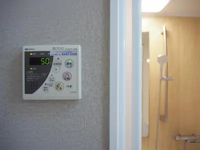 a clock on the wall of a bathroom at \u685c\u306e\u5ddd17 JR\u4e0a\u91ce\u99c53\u5206\u949f 13\u4eba\u623f 5LDK 110\u5e73\u522b\u5885\u4e28Ueno Villa 3 minutes from Ueno Station 13 people in Tokyo