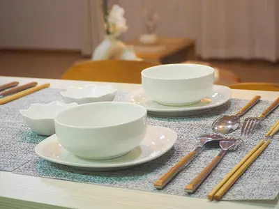 a table with three cups and saucers on a table at \u685c\u306e\u5ddd17 JR\u4e0a\u91ce\u99c53\u5206\u949f 13\u4eba\u623f 5LDK 110\u5e73\u522b\u5885\u4e28Ueno Villa 3 minutes from Ueno Station 13 people in Tokyo