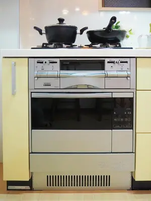 a stove with two pans on top of it at \u685c\u306e\u5ddd17 JR\u4e0a\u91ce\u99c53\u5206\u949f 13\u4eba\u623f 5LDK 110\u5e73\u522b\u5885\u4e28Ueno Villa 3 minutes from Ueno Station 13 people in Tokyo