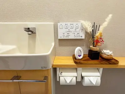 a bathroom with a sink and a counter with a clock at \u685c\u306e\u5ddd17 JR\u4e0a\u91ce\u99c53\u5206\u949f 13\u4eba\u623f 5LDK 110\u5e73\u522b\u5885\u4e28Ueno Villa 3 minutes from Ueno Station 13 people in Tokyo