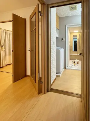 an open door to a room with a kitchen at \u685c\u306e\u5ddd17 JR\u4e0a\u91ce\u99c53\u5206\u949f 13\u4eba\u623f 5LDK 110\u5e73\u522b\u5885\u4e28Ueno Villa 3 minutes from Ueno Station 13 people in Tokyo