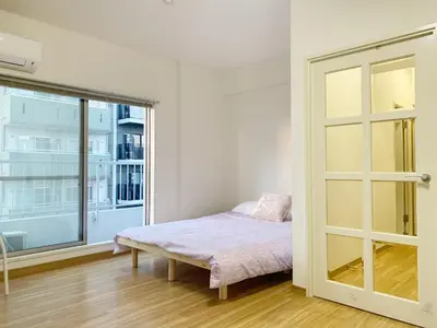a bedroom with a bed and a large window at \u7cbe\u54c1\u65b0\u88c5\u4fee60\u5e73\u7c732\u5367\u5ba4\u9633\u5149\u516c\u5bd3#\u5e72\u6e7f\u5206\u79bb#\u9ad8\u901f\u65e0\u9650\u5236\u7f51\u8def#\u4e13\u7528\u7535\u68af\u76f4\u8fbe#3\u7ad9\u76f4\u8fbe\u65b0\u5bbf#\u6700\u59277\u4eba#itk501 in Tokyo