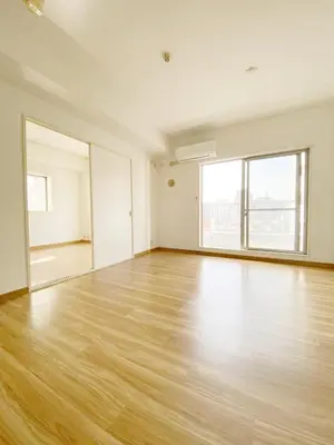 an empty room with a wooden floor and large windows at \u7cbe\u54c1\u65b0\u88c5\u4fee60\u5e73\u7c732\u5367\u5ba4\u9633\u5149\u516c\u5bd3#\u5e72\u6e7f\u5206\u79bb#\u9ad8\u901f\u65e0\u9650\u5236\u7f51\u8def#\u4e13\u7528\u7535\u68af\u76f4\u8fbe#3\u7ad9\u76f4\u8fbe\u65b0\u5bbf#\u6700\u59277\u4eba#itk501 in Tokyo