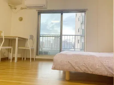 a bedroom with a bed and a large window at \u7cbe\u54c1\u65b0\u88c5\u4fee60\u5e73\u7c732\u5367\u5ba4\u9633\u5149\u516c\u5bd3#\u5e72\u6e7f\u5206\u79bb#\u9ad8\u901f\u65e0\u9650\u5236\u7f51\u8def#\u4e13\u7528\u7535\u68af\u76f4\u8fbe#3\u7ad9\u76f4\u8fbe\u65b0\u5bbf#\u6700\u59277\u4eba#itk501 in Tokyo