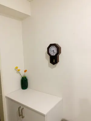 a clock on a wall with a vase on a shelf at \u7cbe\u54c1\u65b0\u88c5\u4fee60\u5e73\u7c732\u5367\u5ba4\u9633\u5149\u516c\u5bd3#\u5e72\u6e7f\u5206\u79bb#\u9ad8\u901f\u65e0\u9650\u5236\u7f51\u8def#\u4e13\u7528\u7535\u68af\u76f4\u8fbe#3\u7ad9\u76f4\u8fbe\u65b0\u5bbf#\u6700\u59277\u4eba#itk501 in Tokyo