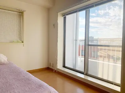 a bedroom with a bed and a large window at \u7cbe\u54c1\u65b0\u88c5\u4fee60\u5e73\u7c732\u5367\u5ba4\u9633\u5149\u516c\u5bd3#\u5e72\u6e7f\u5206\u79bb#\u9ad8\u901f\u65e0\u9650\u5236\u7f51\u8def#\u4e13\u7528\u7535\u68af\u76f4\u8fbe#3\u7ad9\u76f4\u8fbe\u65b0\u5bbf#\u6700\u59277\u4eba#itk501 in Tokyo